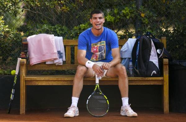 El tenista Carlos Alcaraz durante el entrenamiento por el Barcelona Open Banc Sabadell-Trofeo Conde de Godó. El tenista Carlos Alcaraz durante el entrenamiento por el Barcelona Open Banc Sabadell-Trofeo Conde de Godó.
