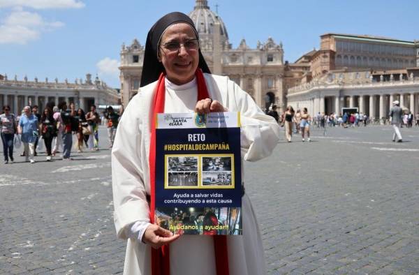 La monja argentina Lucía Caram posa tras mantener un encuentro con el papa Francisco. La monja argentina Lucía Caram posa tras mantener un encuentro con el papa Francisco.