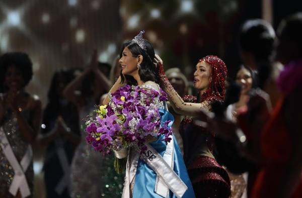 La representante de Nicaragua, Sheynnis Palacios, se convirtió la noche de este sábado en la primera centroamericana en ganar el concurso Miss Universo en su edición 72, celebrado en El Salvador. La representante de Nicaragua, Sheynnis Palacios, se convirtió la noche de este sábado en la primera centroamericana en ganar el concurso Miss Universo en su edición 72, celebrado en El Salvador.