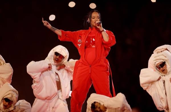 La cantante Rihanna se presenta en el entretiempo del Superbowl La cantante Rihanna se presenta en el entretiempo del Superbowl