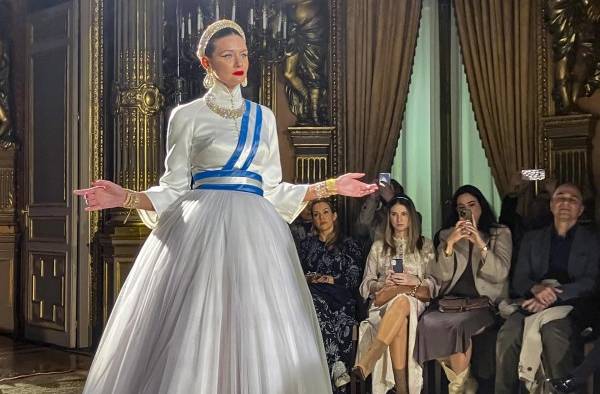 Una modelo desfila una creación inspirada en Eva Perón durante la presentación de una colección diseñada por el argentino Pablo Ramírez. Una modelo desfila una creación inspirada en Eva Perón durante la presentación de una colección diseñada por el argentino Pablo Ramírez.
