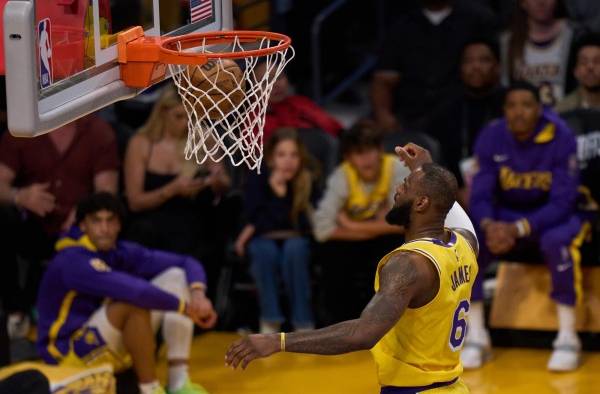 LeBron James de Los Angeles Lakers. LeBron James de Los Angeles Lakers.