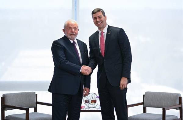 El presidente de Brasil, Luiz Inácio Lula da Silva (izq.) saluda al presidente electo de Paraguay, Santiago Peña. El presidente de Brasil, Luiz Inácio Lula da Silva (izq.) saluda al presidente electo de Paraguay, Santiago Peña.