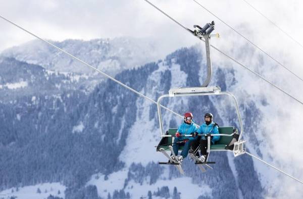 Esquiadores disfrutan de la nieve y el sol en los Alpes en foto de archivo de Cyril Zingaro. EFE Esquiadores disfrutan de la nieve y el sol en los Alpes en foto de archivo de Cyril Zingaro. EFE