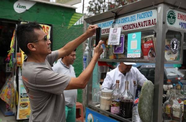 Un cliente escanea un código QR para realizar un pago, en Lima (Perú). Un cliente escanea un código QR para realizar un pago, en Lima (Perú).