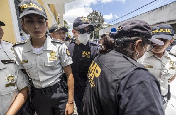 Trabajadores de la Fiscalía de Guatemala allanan la sede del partido Movimiento Semilla, hoy en Ciudad de Guatemala (Guatemala). Trabajadores de la Fiscalía de Guatemala allanan la sede del partido Movimiento Semilla, hoy en Ciudad de Guatemala (Guatemala).
