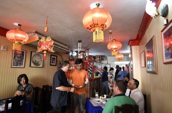 El maestro en artes marciales chinas junto a comensales en el restaurante Tien Tan, en La Habana. El maestro en artes marciales chinas junto a comensales en el restaurante Tien Tan, en La Habana.