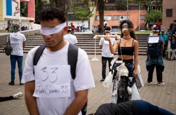Activistas participan hoy, en una protesta contra la criminalización de la comunidad LGBT, en Caracas (Venezuela) Activistas participan hoy, en una protesta contra la criminalización de la comunidad LGBT, en Caracas (Venezuela)