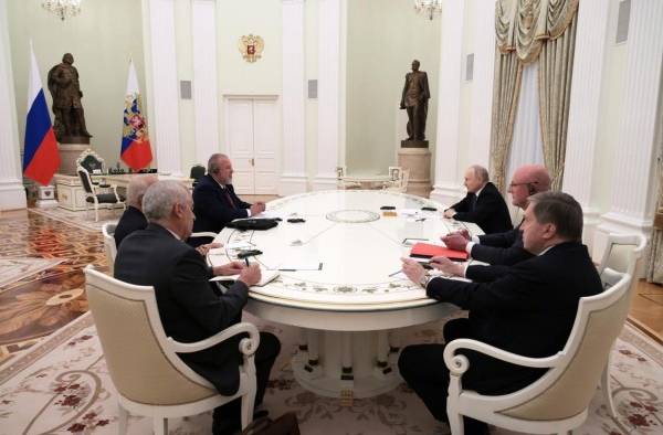 El presidente ruso, Vladimir Putin, se reúne con el primer ministro cubano, Manuel Marrero, en Moscú, Rusia. El presidente ruso, Vladimir Putin, se reúne con el primer ministro cubano, Manuel Marrero, en Moscú, Rusia.