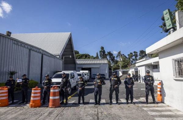 Policías vigilan en un operativo del Ministerio Público (Fiscalía) en el Centro de Operaciones del Proceso Electoral, sede del Tribunal Supremo Electoral, en Ciudad de Guatemala (Guatemala). Policías vigilan en un operativo del Ministerio Público (Fiscalía) en el Centro de Operaciones del Proceso Electoral, sede del Tribunal Supremo Electoral, en Ciudad de Guatemala (Guatemala).