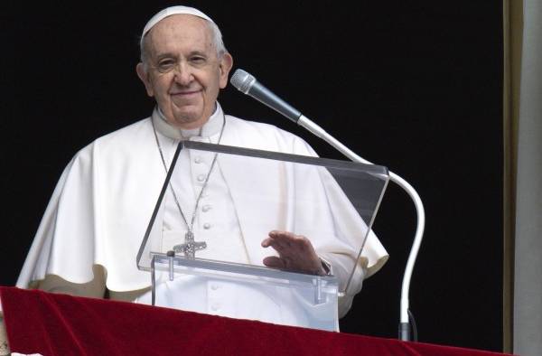 El papa Francisco en el balcón de sus dependencias en El Vaticano. El papa Francisco en el balcón de sus dependencias en El Vaticano.