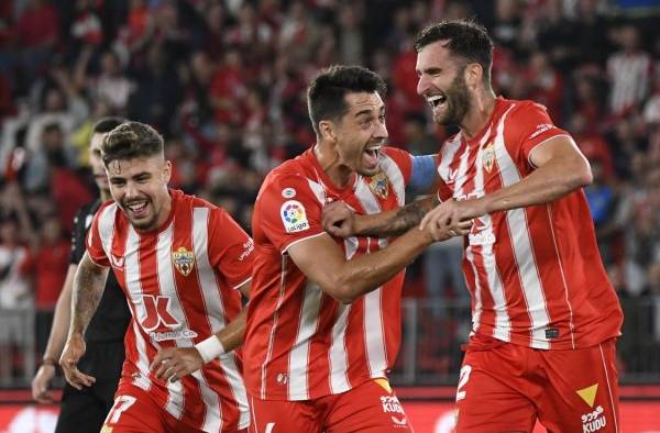 El delantero brasileño de la UD Almeria Leo Baptistao (d) celebra su gol, primero del equipo ante el Getafe CF. El delantero brasileño de la UD Almeria Leo Baptistao (d) celebra su gol, primero del equipo ante el Getafe CF.