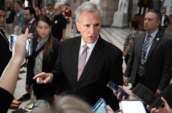 La Cámara resolvió dejar vacante el cargo de McCarthy por 216 votos a favor. La Cámara resolvió dejar vacante el cargo de McCarthy por 216 votos a favor.