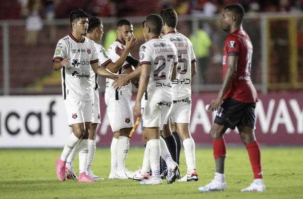 Jugadores de Alajuelense se despiden al final de un partido de la Copa Centroamericana entre San Miguelito y Alajuelense este 24 de agosto de 2023. Jugadores de Alajuelense se despiden al final de un partido de la Copa Centroamericana entre San Miguelito y Alajuelense este 24 de agosto de 2023.