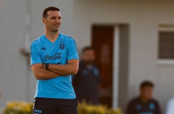 El entrenador Lionel Scaloni lidera ayer a sus jugadores durante un entrenamiento de la selección de Argentina para los partidos de eliminatorias, en el predio de Ezeiza en Buenos Aires (Argentina). EFE/ Juan Ignacio Roncoroni. El entrenador Lionel Scaloni lidera ayer a sus jugadores durante un entrenamiento de la selección de Argentina para los partidos de eliminatorias, en el predio de Ezeiza en Buenos Aires (Argentina). EFE/ Juan Ignacio Roncoroni.