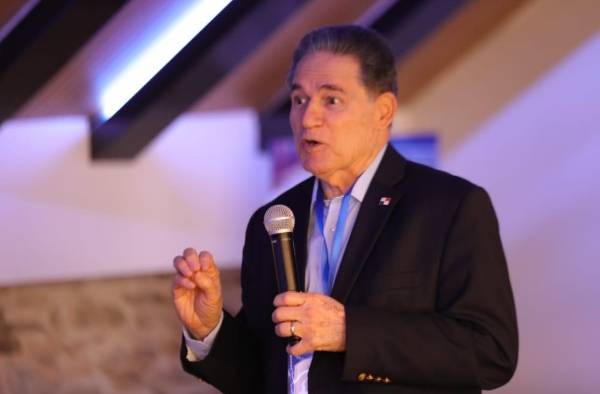 Arístides Royo, ministro del Canal de Panamá Arístides Royo, ministro del Canal de Panamá