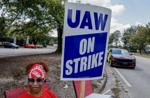 Los paros, que involucran ya a más de 40.000 miembros de la UAW en la primera huelga simultánea de los tres grandes fabricantes de automóviles de Estados Unidos. Los paros, que involucran ya a más de 40.000 miembros de la UAW en la primera huelga simultánea de los tres grandes fabricantes de automóviles de Estados Unidos.