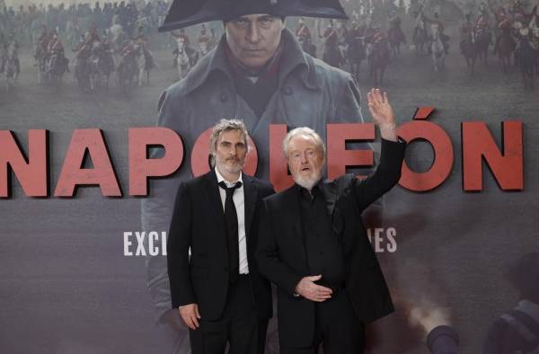 El director británico Ridley Scott y el actor estadounidense Joaquin Phoenix (i) El director británico Ridley Scott y el actor estadounidense Joaquin Phoenix (i)
