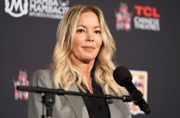 Fotografía de archivo donde aparece la propietaria de los Lakers de Los Ángeles en la NBA, Jeanie Buss, en la capital de California (EE.UU.). Fotografía de archivo donde aparece la propietaria de los Lakers de Los Ángeles en la NBA, Jeanie Buss, en la capital de California (EE.UU.).
