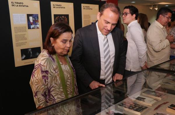 La directora general de la Biblioteca , María Magela Brenes, junto al embajador de Portugal en Panamá, Gonzalo Teles Gomes. La directora general de la Biblioteca , María Magela Brenes, junto al embajador de Portugal en Panamá, Gonzalo Teles Gomes.