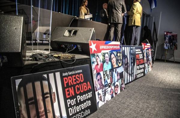 Activistas participan en la Convención de la Asamblea de la Resistencia Cubana (ARC), este 25 de febrero de 2023, en Miami, Florida. Activistas participan en la Convención de la Asamblea de la Resistencia Cubana (ARC), este 25 de febrero de 2023, en Miami, Florida.