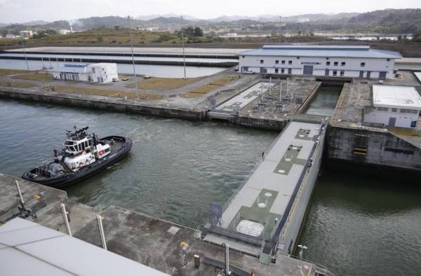 Imagen de archivo de un remolcador que realiza maniobras en las esclusas de Cocolí en el Canal de Panamá Imagen de archivo de un remolcador que realiza maniobras en las esclusas de Cocolí en el Canal de Panamá