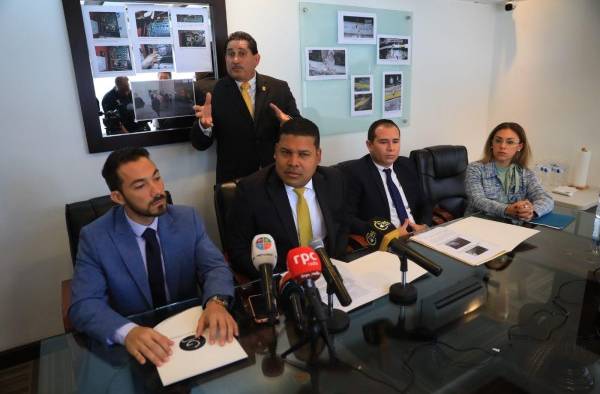 Abogados de las víctimas del PH Urban, este martes, en conferencia de prensa, explicando los resultados de los peritajes de la UTP Abogados de las víctimas del PH Urban, este martes, en conferencia de prensa, explicando los resultados de los peritajes de la UTP