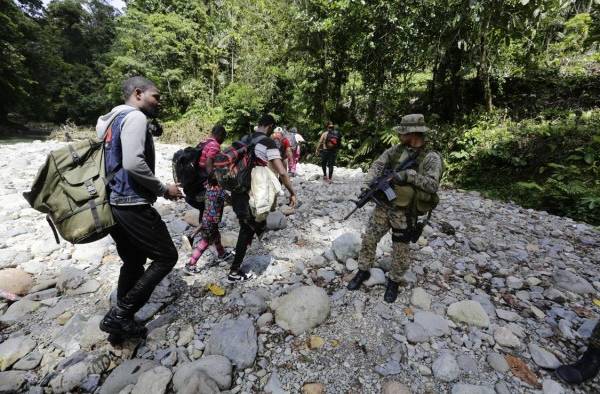 Migrantes caminan en la selva del Darién, el 18 de agosto de 2023, en el sector de Lajas Blancas, en Darién (Panamá). Migrantes caminan en la selva del Darién, el 18 de agosto de 2023, en el sector de Lajas Blancas, en Darién (Panamá).