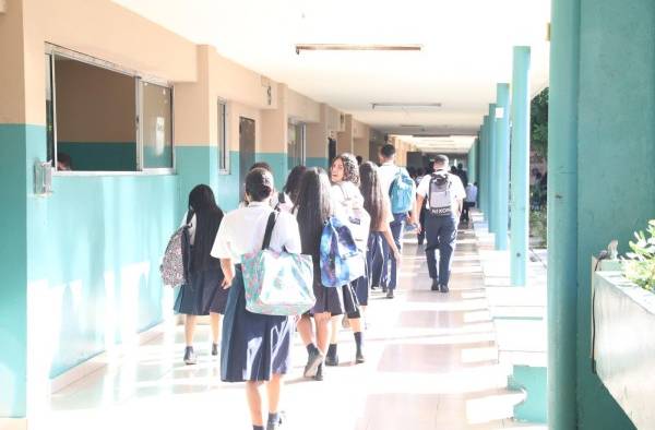 En Panamá, casi ningún estudiante obtuvo un alto rendimiento en matemáticas, lo que significa que alcanzaron el nivel 5 o 6 en la prueba (promedio de la OCDE: 9%). En Panamá, casi ningún estudiante obtuvo un alto rendimiento en matemáticas, lo que significa que alcanzaron el nivel 5 o 6 en la prueba (promedio de la OCDE: 9%).