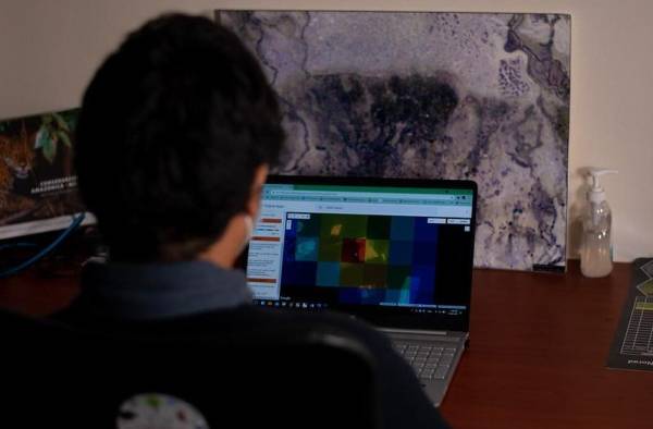 El personal del Amazon Conservation realiza monitoreos con imágenes de alta resolución de satélites MAAP para identificar causas de deforestación. El personal del Amazon Conservation realiza monitoreos con imágenes de alta resolución de satélites MAAP para identificar causas de deforestación.