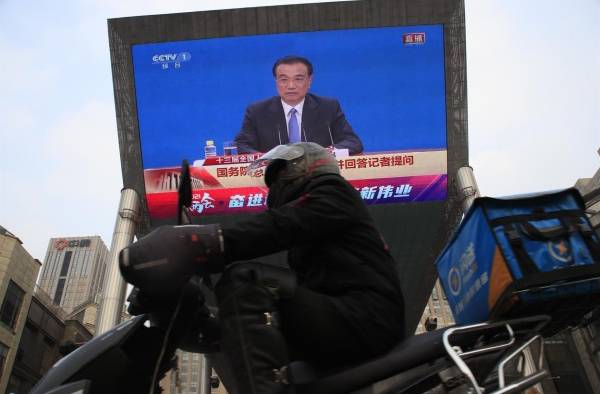 El primer ministro chino, Li Keqiang (c), aseguró que la economía nacional está tendiendo al alza y recuperándose, por lo que reclamó políticas que favorezcan el crecimiento. El primer ministro chino, Li Keqiang (c), aseguró que la economía nacional está tendiendo al alza y recuperándose, por lo que reclamó políticas que favorezcan el crecimiento.