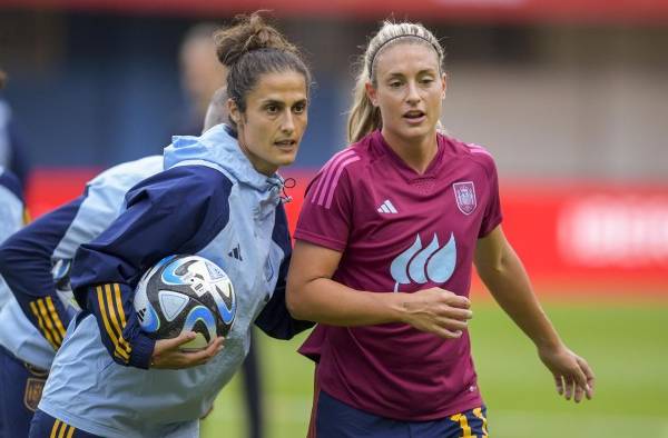 Alexia Putellas de la selección femenina de fútbol de España calienta bajo la dirección de la nueva seleccionadora Montse Tomé Alexia Putellas de la selección femenina de fútbol de España calienta bajo la dirección de la nueva seleccionadora Montse Tomé