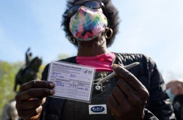 En Nueva York defensores de la marihuana han regalado este martes cigarrillos de esta droga a todas las personas mayores de 21 años y demuestren que han sido vacunados contra la covid-19. | En Nueva York defensores de la marihuana han regalado este martes cigarrillos de esta droga a todas las personas mayores de 21 años y demuestren que han sido vacunados contra la covid-19. |