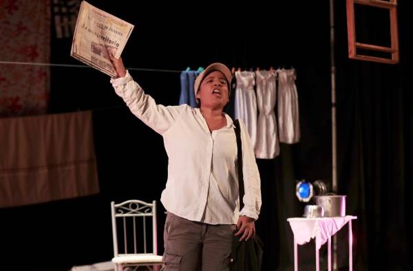 La actriz Keishmar Juárez interpretando al personaje 'Canillita' durante la obra. La actriz Keishmar Juárez interpretando al personaje 'Canillita' durante la obra.