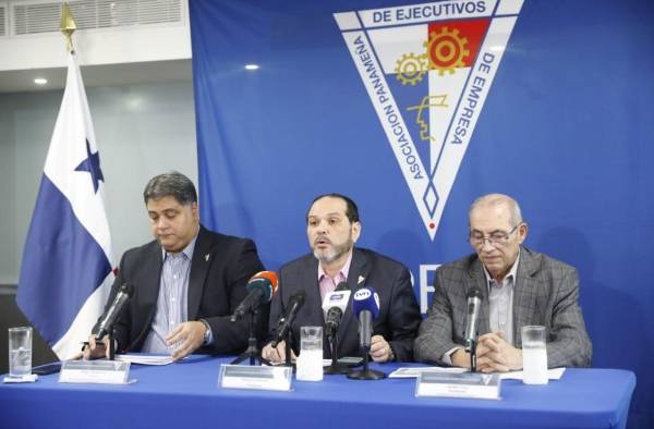 Edgar Ivankovich, presidente de la Comisión de Medio Ambiente (i); Temístocles Rosas, presidente de Apede (c) y Abdiel Cano, presidente de la Comisión de Urbanismo y Movilidad (d). Edgar Ivankovich, presidente de la Comisión de Medio Ambiente (i); Temístocles Rosas, presidente de Apede (c) y Abdiel Cano, presidente de la Comisión de Urbanismo y Movilidad (d).