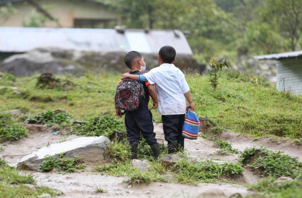 Cuando ir a la escuela es caminar horas bajo la lluvia, por río y lodo. Cuando ir a la escuela es caminar horas bajo la lluvia, por río y lodo.