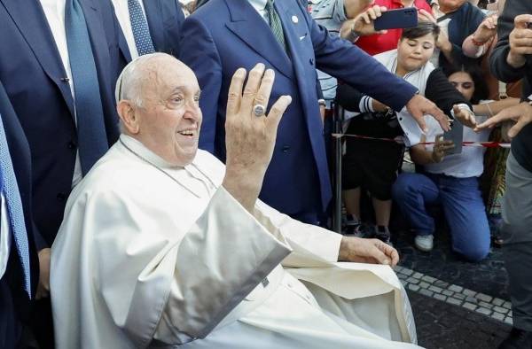 El papa Francisco a su salida del Hospital Policlínico Gemelli en Roma, Italia. El papa Francisco a su salida del Hospital Policlínico Gemelli en Roma, Italia.