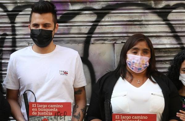 Gustavo Gatica (i) y la senadora electa Fabiola Campillai (d), dos de las víctimas más emblemáticas de la violencia policial durante el estallido social de 2019 en Chile. Gustavo Gatica (i) y la senadora electa Fabiola Campillai (d), dos de las víctimas más emblemáticas de la violencia policial durante el estallido social de 2019 en Chile.