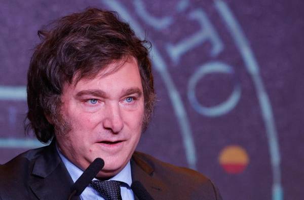 El presidente electo de Argentina, Javier Milei, ofrece un discurso en el búnker electoral tras conocer los resultados que le dieron como ganador del balotaje, El presidente electo de Argentina, Javier Milei, ofrece un discurso en el búnker electoral tras conocer los resultados que le dieron como ganador del balotaje,