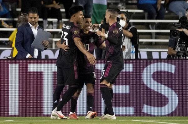 Orbelín Pineda (c) de México celebra un gol ante Guatemala hoy, en un partido de la Copa Oro en el estadio Cotton Bowl en Dallas (EE.UU.). Orbelín Pineda (c) de México celebra un gol ante Guatemala hoy, en un partido de la Copa Oro en el estadio Cotton Bowl en Dallas (EE.UU.).