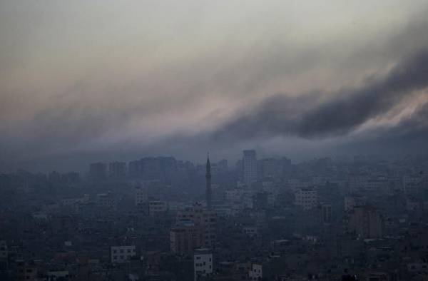 Columnas de humo tras un bombardeo israelí en Gaza. Columnas de humo tras un bombardeo israelí en Gaza.