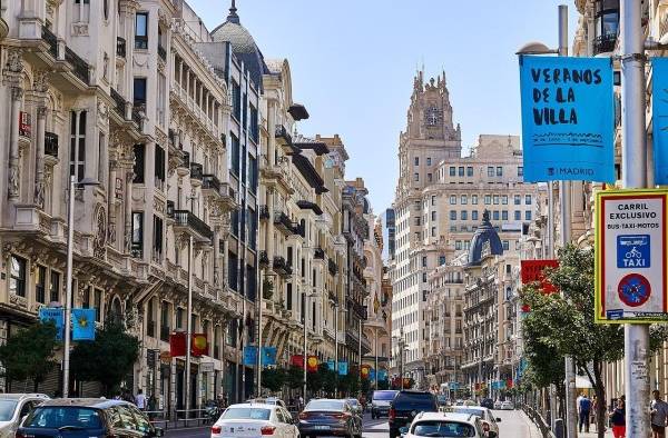 El organismo advierte que España requiere una consolidación fiscal más fuerte y sostenida para mantener en una trayectoria descendente el elevado endeudamiento público. El organismo advierte que España requiere una consolidación fiscal más fuerte y sostenida para mantener en una trayectoria descendente el elevado endeudamiento público.