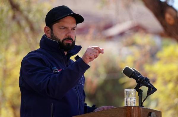 Fotografía cedida por presidencia de Chile, del presidente, Gabriel Boric durante su discurso, hoy en la localidad de Río Hurtado, en la región de Coquimbo (Chile). Fotografía cedida por presidencia de Chile, del presidente, Gabriel Boric durante su discurso, hoy en la localidad de Río Hurtado, en la región de Coquimbo (Chile).