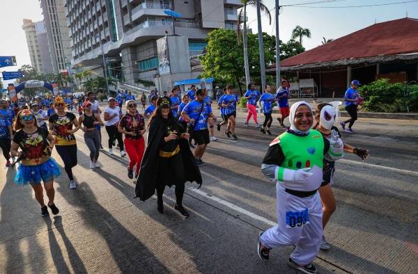 Corredores participaron este domingo, en la cuarta carrera “Héroes vs Cáncer” en el balneario de Acapulco en Guerrero (México). Corredores participaron este domingo, en la cuarta carrera “Héroes vs Cáncer” en el balneario de Acapulco en Guerrero (México).