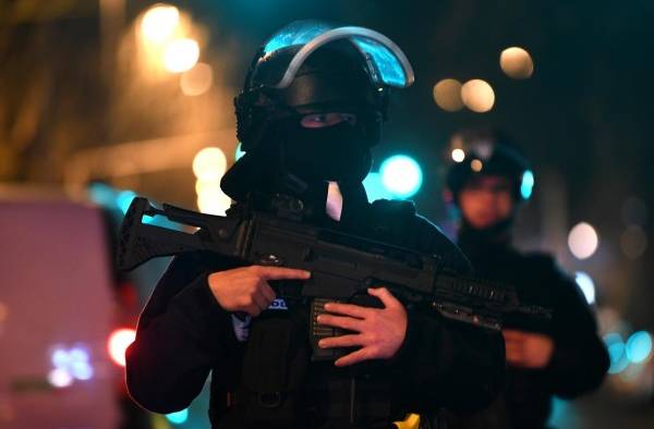 Fotografía de archivo en la que se registró a un par de policías antiterroristas franceses, en París. Fotografía de archivo en la que se registró a un par de policías antiterroristas franceses, en París.