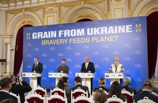 De izquierda a derecha, el presidente letón, Edgars Rinkevics, el presidente ucraniano, Volodímir Zelenski, el presidente suizo, Alain Berset, y la presidenta lituana, Ingrida Simonyte De izquierda a derecha, el presidente letón, Edgars Rinkevics, el presidente ucraniano, Volodímir Zelenski, el presidente suizo, Alain Berset, y la presidenta lituana, Ingrida Simonyte