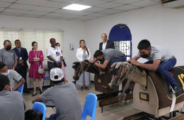 En la Academia dos alumnos hacen ejercicios sobre simuladores de caballos. En la Academia dos alumnos hacen ejercicios sobre simuladores de caballos.