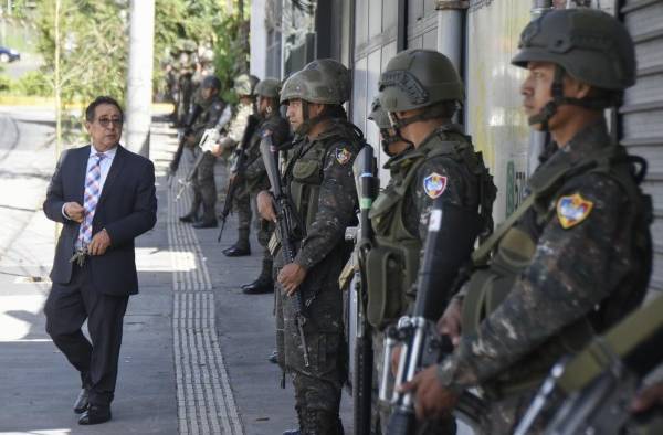 Agentes del Ejercito de Guatemala esperan afuera del Centro de Operaciones del Proceso Electoral. Agentes del Ejercito de Guatemala esperan afuera del Centro de Operaciones del Proceso Electoral.