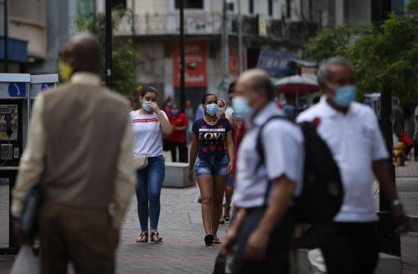 Ciudadanos y trabajadores transitan por La Peatonal, en ciudad de Panamá. Ciudadanos y trabajadores transitan por La Peatonal, en ciudad de Panamá.