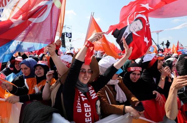 Partidarios del presidente turco, Recep Tayyip Erdogan, este domingo en Estambul. EFE/EPA/TOLGA BOZOGLU Partidarios del presidente turco, Recep Tayyip Erdogan, este domingo en Estambul. EFE/EPA/TOLGA BOZOGLU